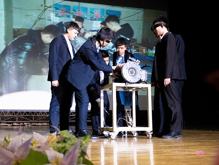 汽车维修-蒙眼拆装表演